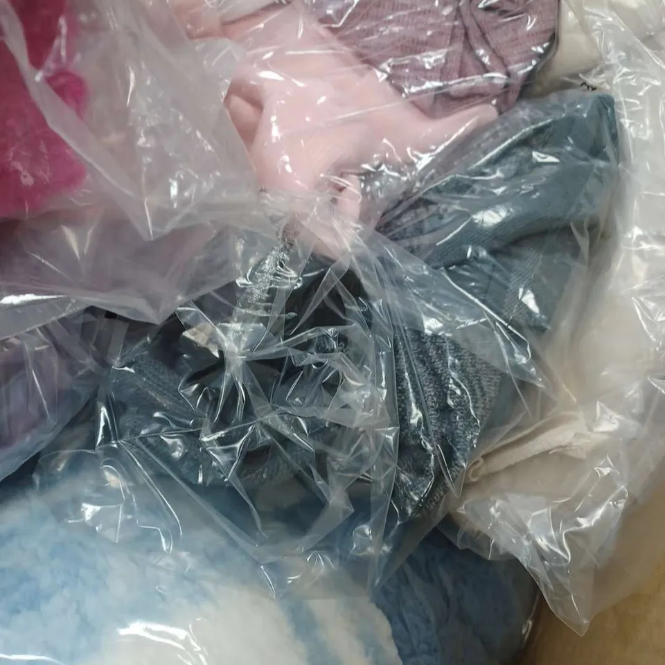 APRROX 15 DIFFERENT CLOTHING ITEMS INCLUDING COATS TOPS AND THROWS 