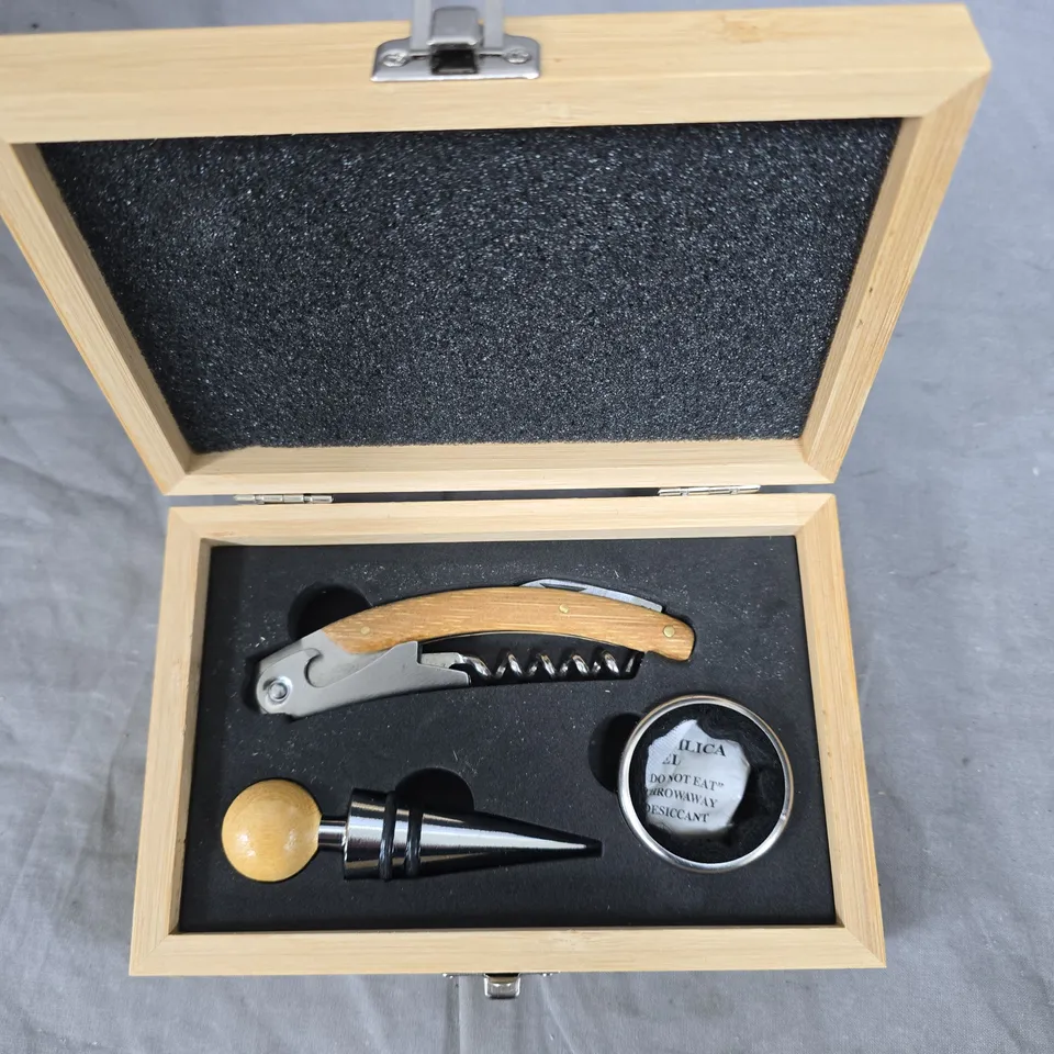 WINE ACCESSORY SET IN WOODEN BOX WITH WAITER'S CORKSCREW, POURER & STOPPER