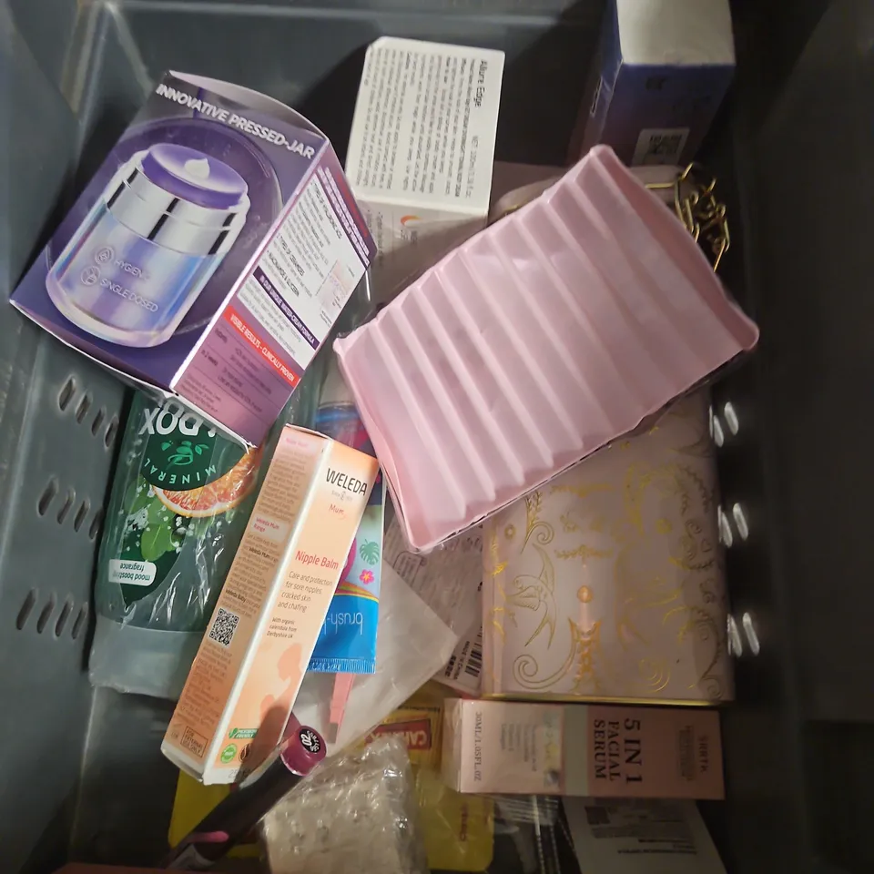 APPROXIMATEY 20 ASSORTED HEALTH AND BEAUTY PRODUCTS TO INCLUDE - ALPECIN CAFFEINE SHAMPOO - THE BODY SHOP VITAMIN E EYE CREAM - AVEENO SHAMPOO - ETC