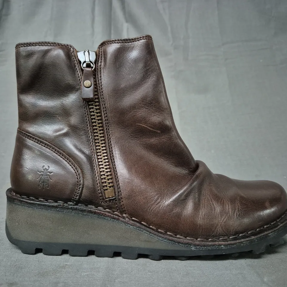 BOXED PAIR OF FLY LONDON ANKLE BOOTS IN BROWN UK SIZE 7