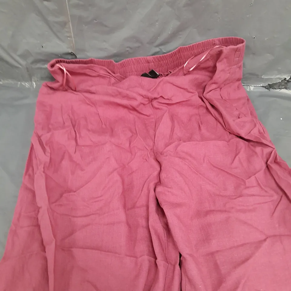APPROXIMATELY 15 ASSORTED CLOTHING PRODUCTS IN VARIOUS DESIGNS & SIZES 