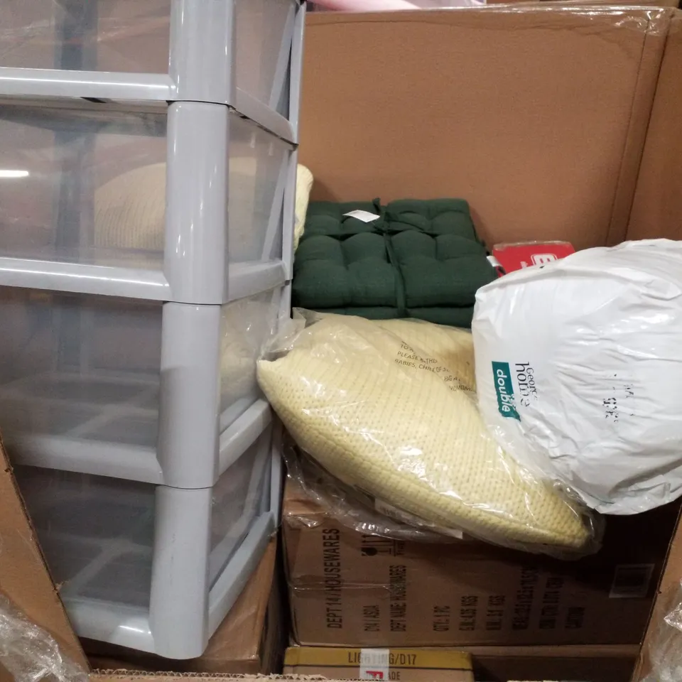 PALLET CONTAINING ASSORTED PRODUCTS INCLUDING 6FT SLIM TREE, DUVET SETS, STORAGE TUBS & PEDAL BINS