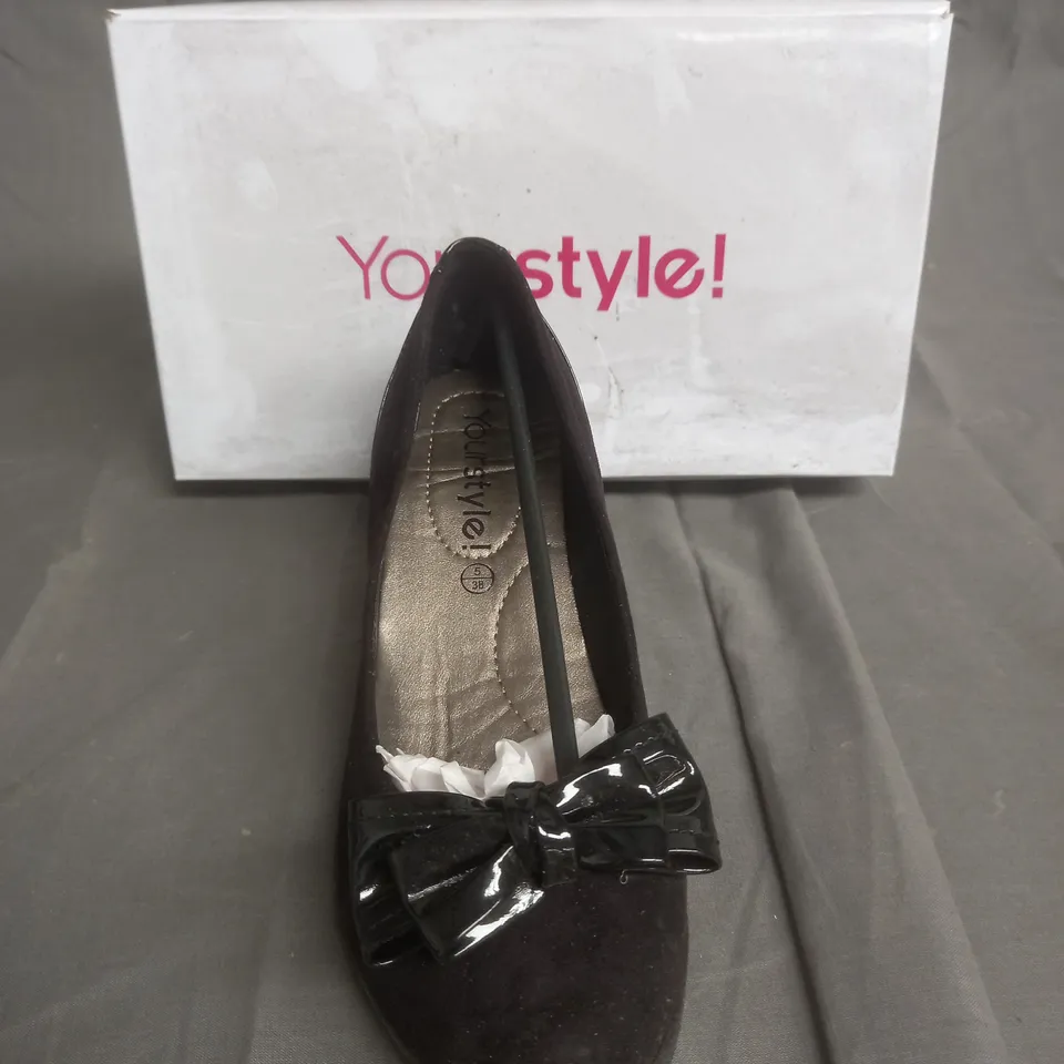 BOXED PAIR OF YOURSTYLE BOWL WEDGE BLACK HEELS SIZE 5