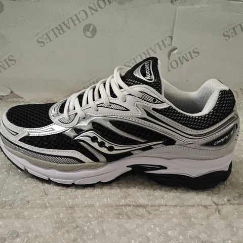 SAUCONY RUNNING SHOES IN BLACK/WHITE, MEN'S - UK 9