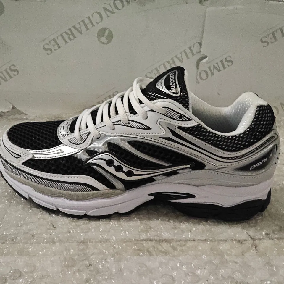 SAUCONY RUNNING SHOES IN BLACK/WHITE, MEN'S - UK 9