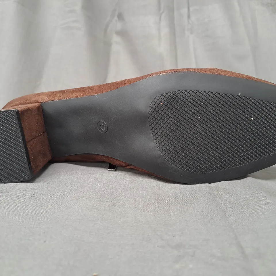 BOXED PAIR OF DESIGNER BLOCK HEEL ANKLE BOOTS IN BROWN EU SIZE 42