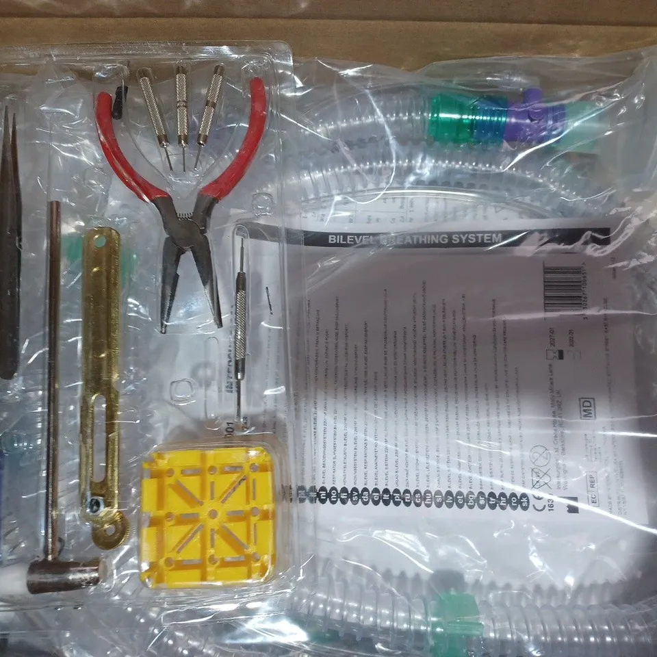 BOX OF APPROXIMATELY 8 ASSORTED HOUSEHOLD ITEMS TO INCLUDE KNITTING YARN, FESTIVE DECORATION, TABLET CASE, ETC