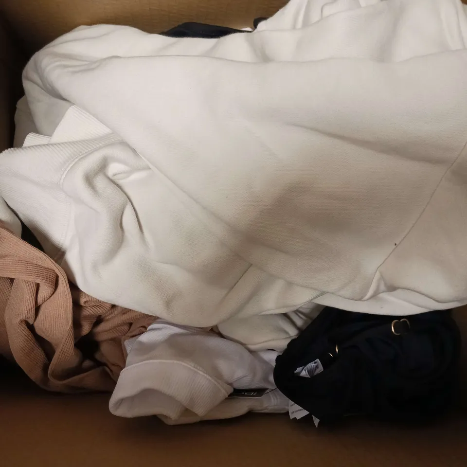 APPROXIMATELY 20 ASSORTED ITEMS OF CLOTHING TO INCLUDE CLASSIC WASHED ZIP THROUGH HOODIE SIZE L, LENNY TIERED MINI DRESS SIZE 36EU, RELAXED WIDE LEG JEAN SIZE 36EU, SUPPER BAGGY DENIM JORT SIZE 34EU