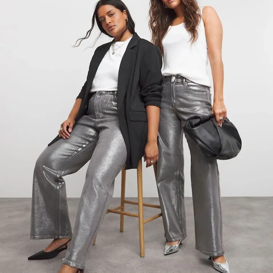 BOX CONTAINING APPROXIMATELY 7 BRAND NEW SIMPLY BE SILVER METALLIC COATED STRAIGHT LEG JEANS - SIZE 18