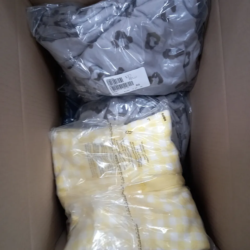 BOX OF APPROXIMATELY 10 CLOTHING ITEMS TO INCLUDE HAND BAG, CARDIGAN, BODY SUITE ETC