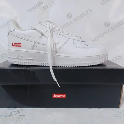 BOXED PAIR OF SUPREME/NIKE AIR FORCE 1 SHOES IN WHITE UK SIZE 6