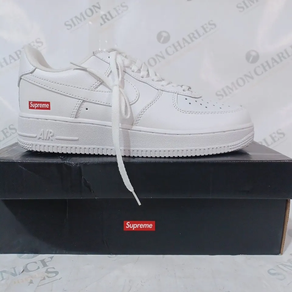 BOXED PAIR OF SUPREME/NIKE AIR FORCE 1 SHOES IN WHITE UK SIZE 6