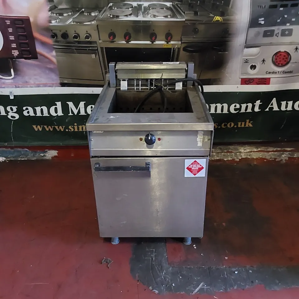 COMMERCIAL FRYER 