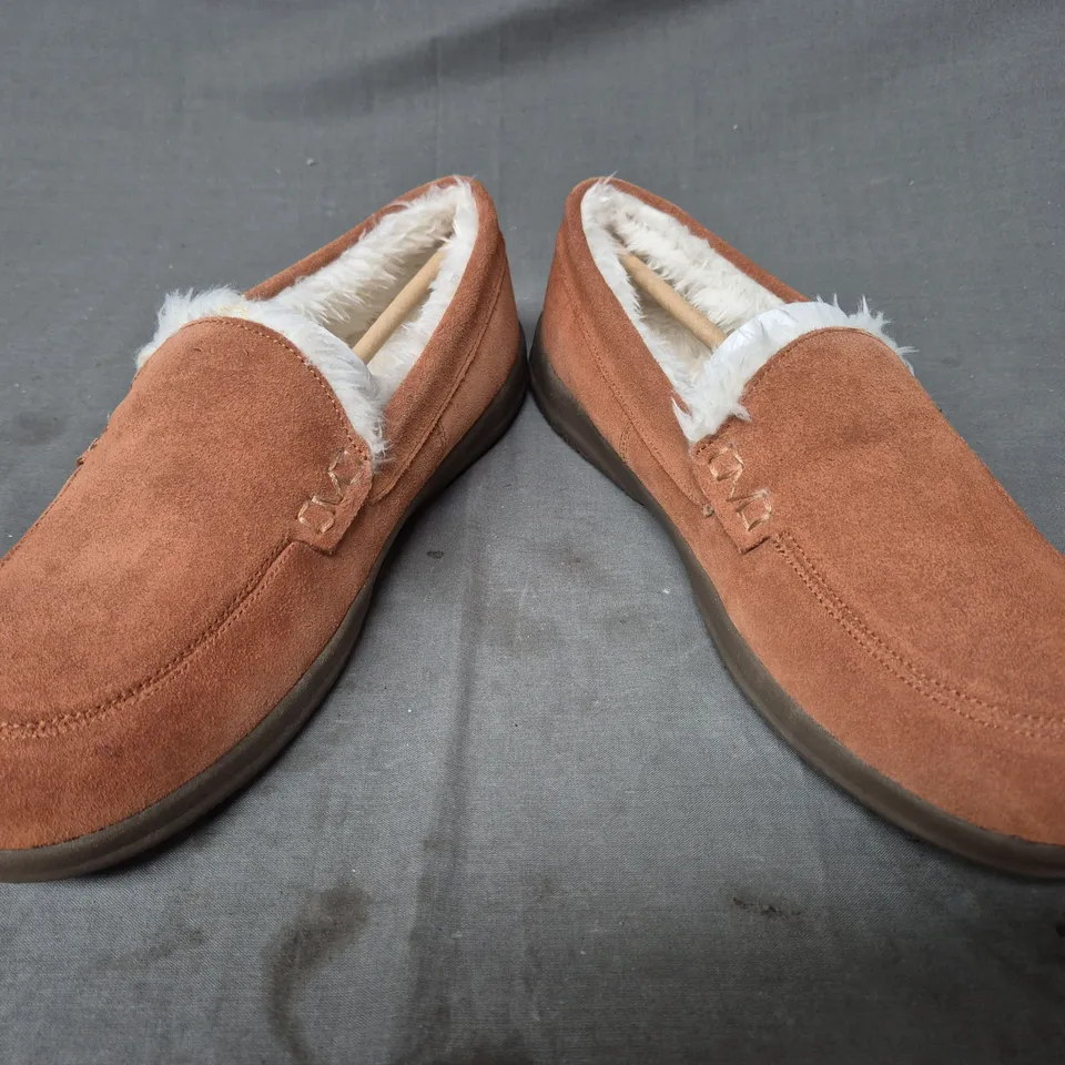 BOXED PAIR OF VIONIC SLIPPERS IN BROWN SIZE 7