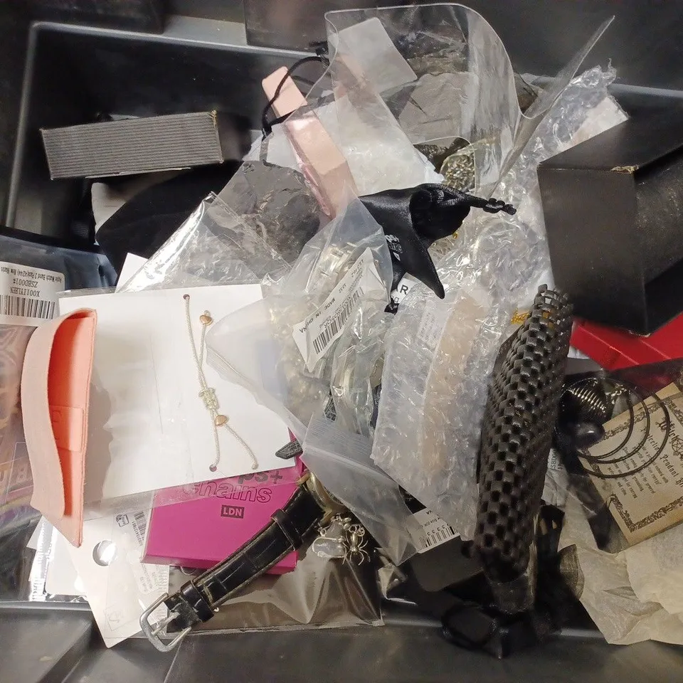 BOX OF APPROX 20 COSTUME JEWELLERY ITEMS INCLUDING RINGS, EARRINGS AND GLASSES