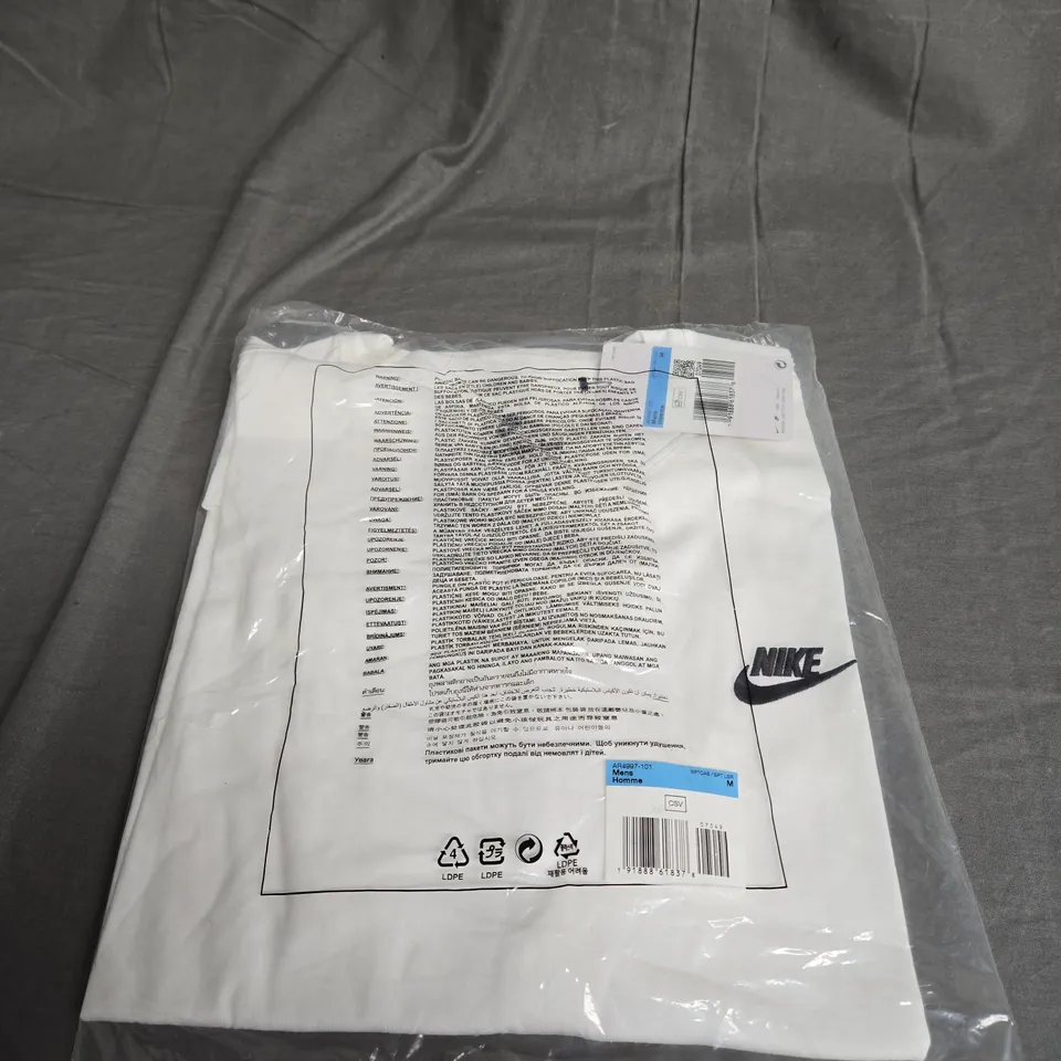 SEALED NIKE LOGO CASUAL TEE IN WHITE SIZE M