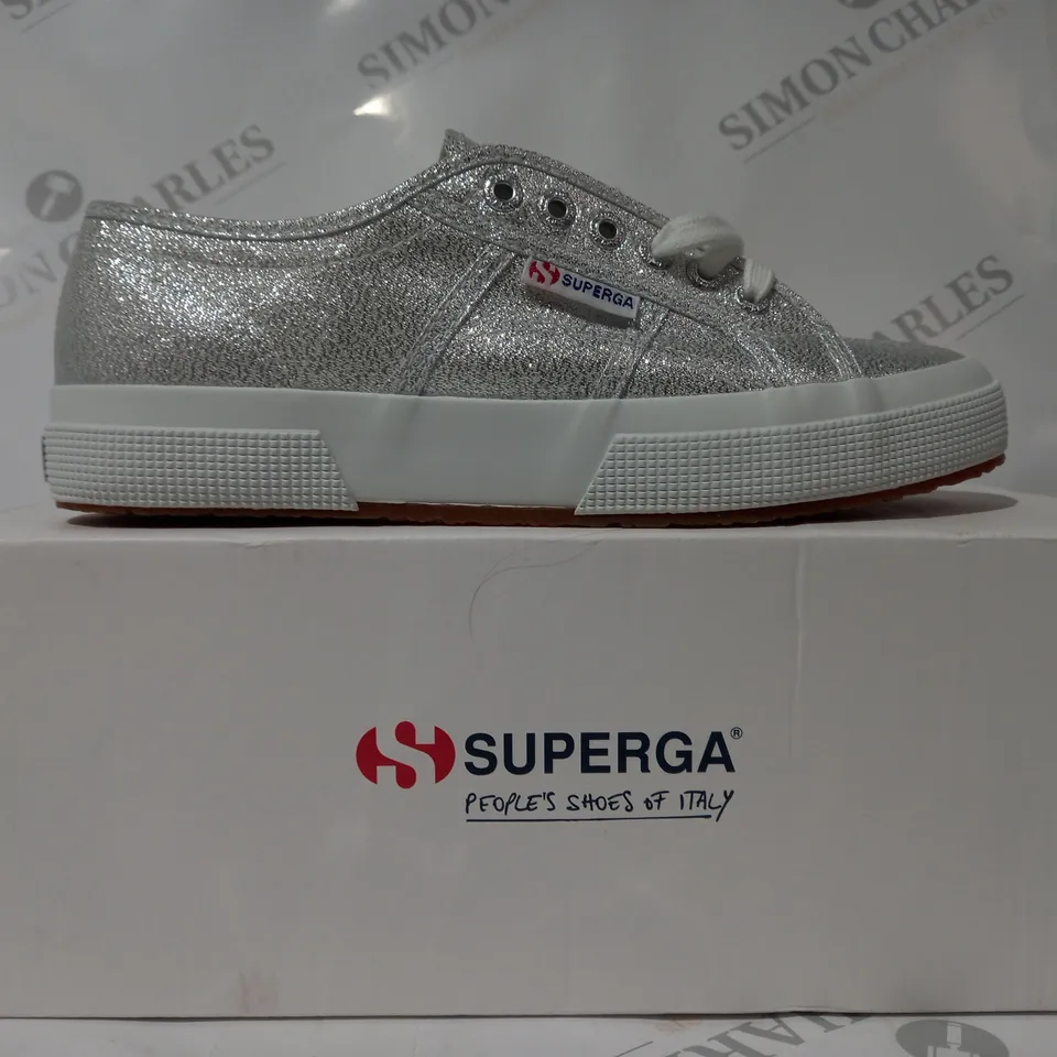 BOXED PAIR OF SUPERGA SHOES IN METALLIC SILVER W. GLITTER EFFECT UK SIZE 6