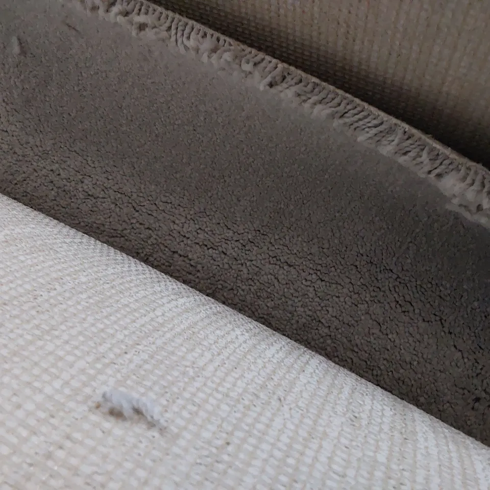 ROLL OF QUALITY FIRST IMPRESSIONS CLOSE 5 CARPET APPROXIMATELY 4M × 4.75M