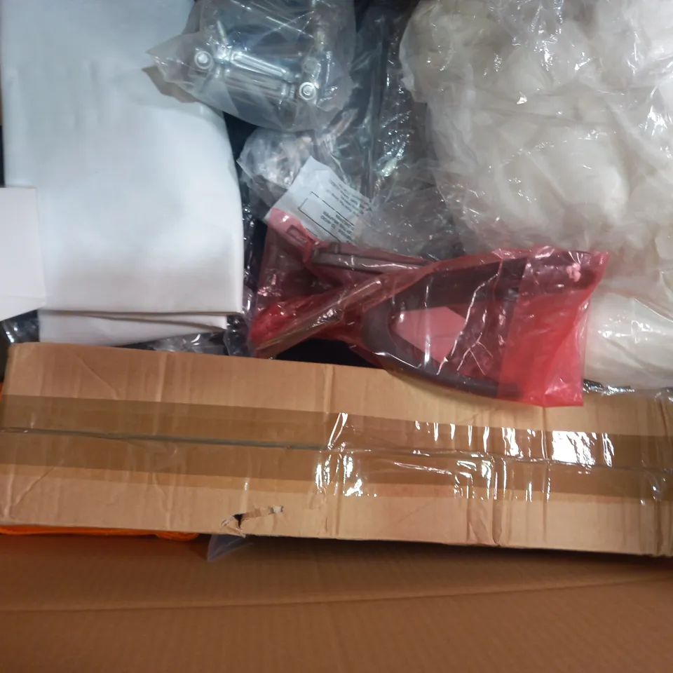 BOX OF APPROXIMATELY 15 ASSORTED HOUSEHOLD ITEMS TO INCLUDE 40KG POWER-TWISTER, SIMPLE WINDOW BLINDS, ETC