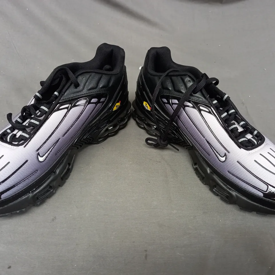 BOXED PAIR OF NIKE AIR MAX PLUS SHOES IN BLACK/GREY UK SIZE 9