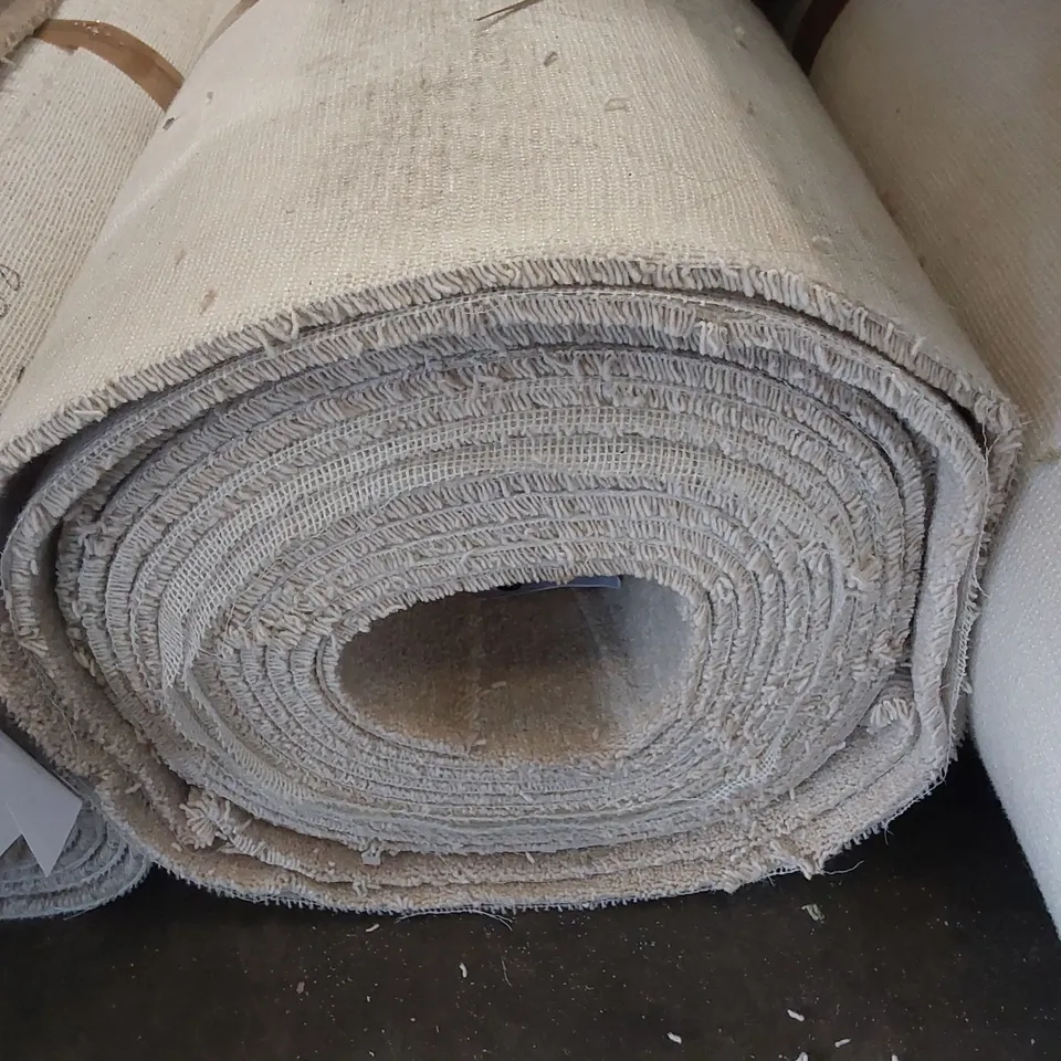 ROLL OF QUALITY DIMENSIONS DIM PLAINS CARPET // SIZE: APPROX 5 X 10.06m
