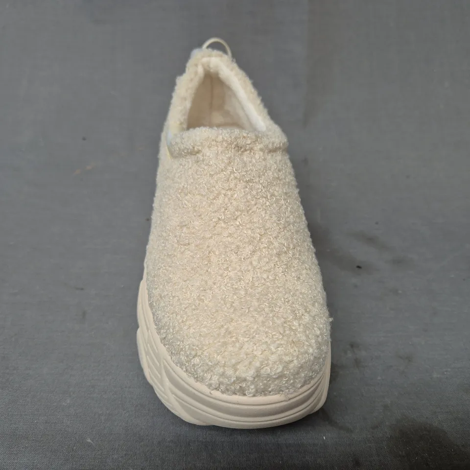 BOXED PAIR OF KOI FLAMMA MICROFIBRE CHUNKY SHOES IN CREAM UK SIZE 3