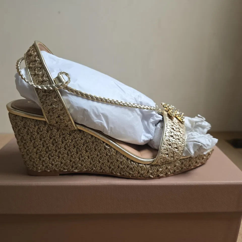BOXED PAIR OF CARVELA MARINA LOW WEDGE SANDALS – GOLD SYNTHETIC, UK 5