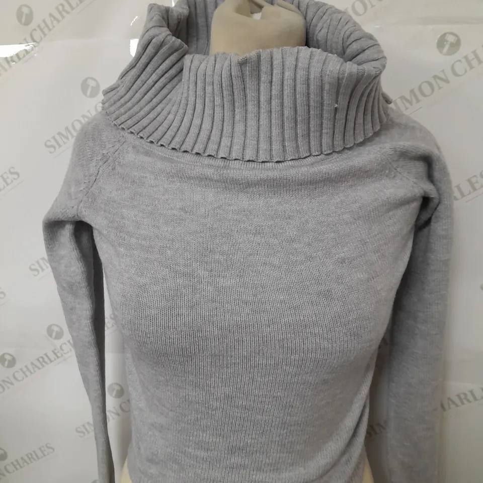 APPROXIMATELY 20 ASSORTED COTTON ON CLOTHING ITEMS TO INCLUDE RIVIERA SHORT SLEEVE SHIRT IN WHITE SIZE M, EVERFINE OFF THE SHOULDER PULLOVER IN GREY SIZE XS, JEANS SIZE 38EU