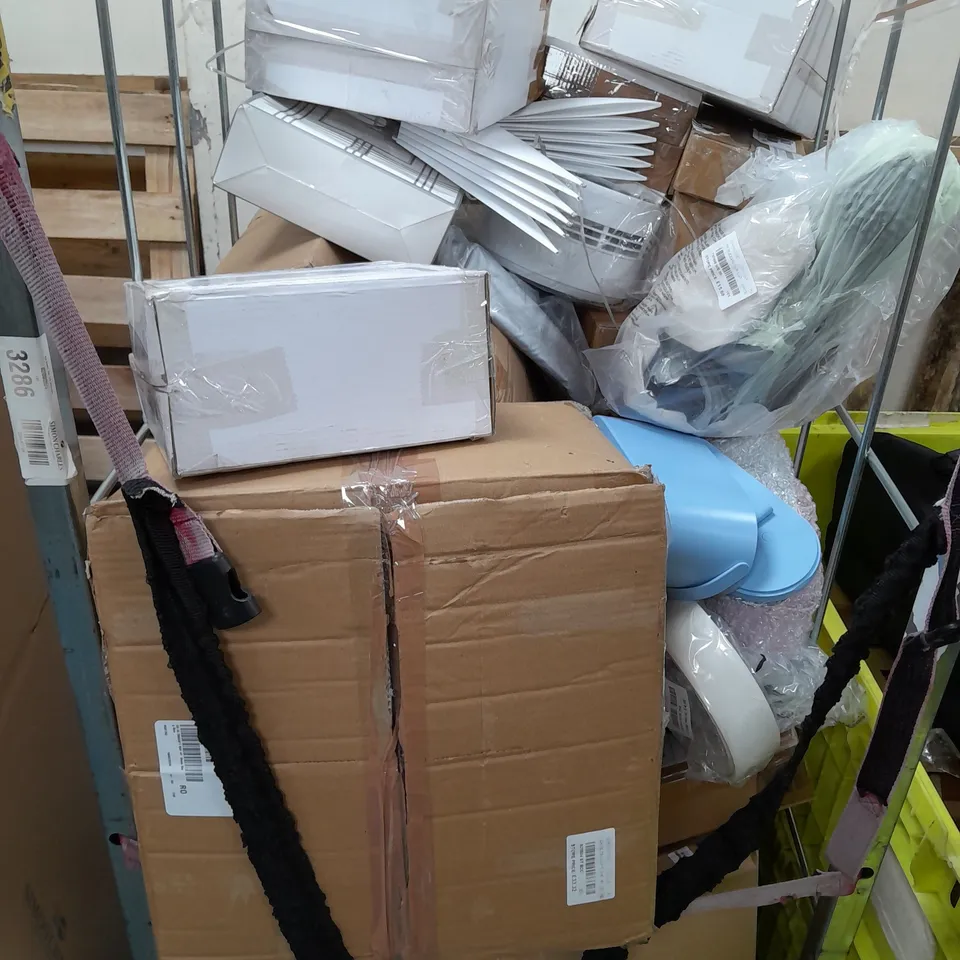 APPROXIMATELY 20 ASSORTED ITEMS TO INCLUDE PORTABLE FAN, STARNURST LIGHT, HOMEWORX DIFFUSER SET, ETC
