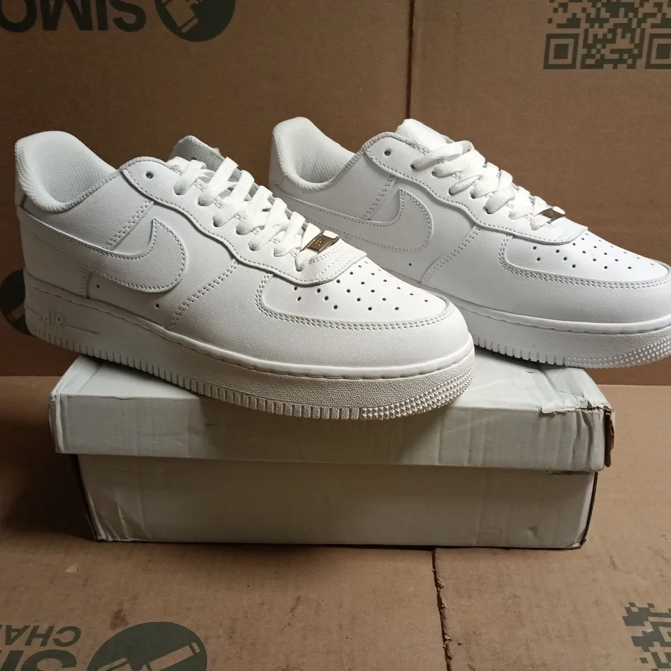 BOXED PAIR OF NIKE AIR FORCE 1 '07 TRAINERS IN WHITE SIZE UK 9.5