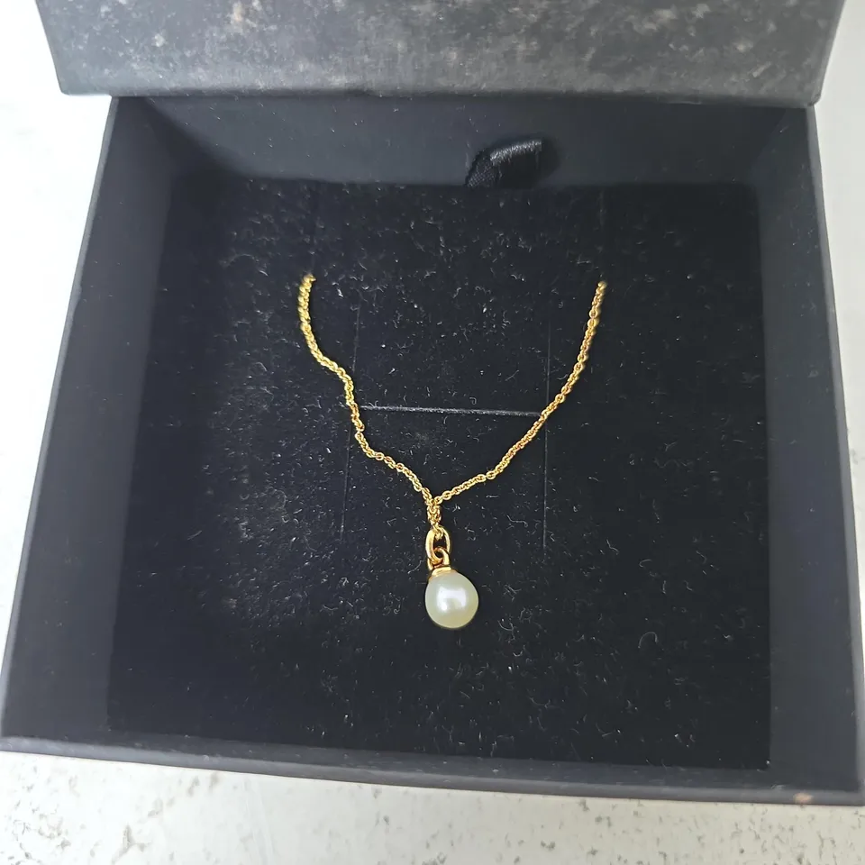 BOXED THOMAS SABO BASICS GOLD-PLATED NECKLACE WITH FRESHWATER PEARL PENDANT