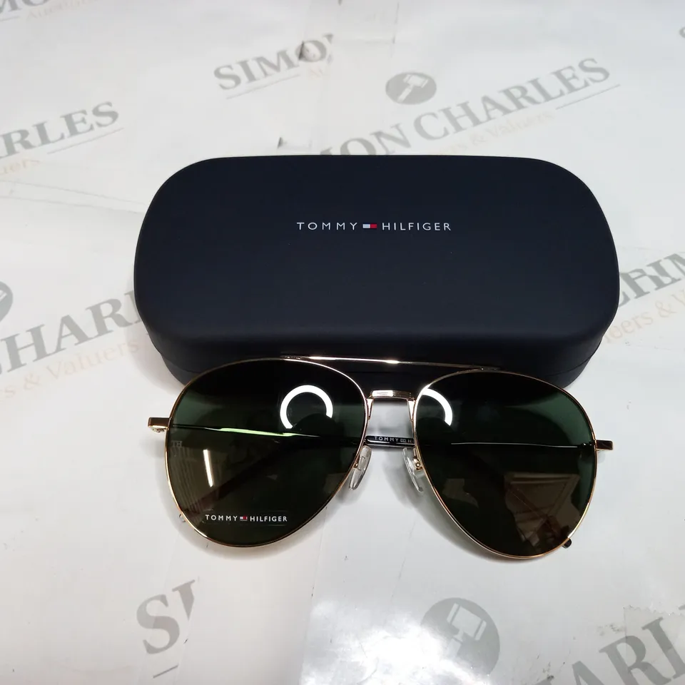 TOMMY HILFIGER MENS AVIATOR SUNGLASSES