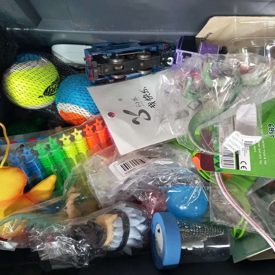 LOT OF APPROXIMATELY 10 ASSORTED TOYS AND GAMES TO INCLUDE BIKE SHED PUZZLE, YAHTZEE, MINECRAFT PLAYING CARDS, ETC