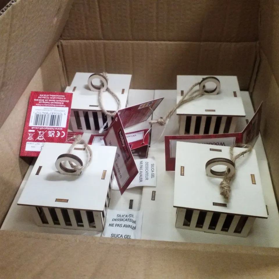 PALLET CONTAINING ASSORTED CHRISTMAS PRODUCTS & DECORATIONS INCLUDING WOODEN LANTERNS, STOCKINGS, STAR PINATA & FOIL CHRISTMAS TREE BALLOONS