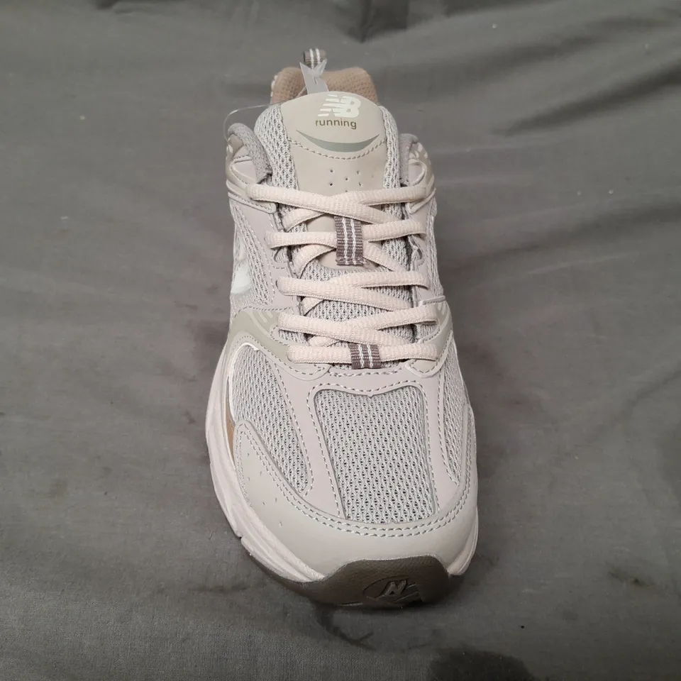 BOXED PAIR OF NEW BALANCE RUNNING COURSE SHOES IN BEIGE MULTI UK SIZE 5.5