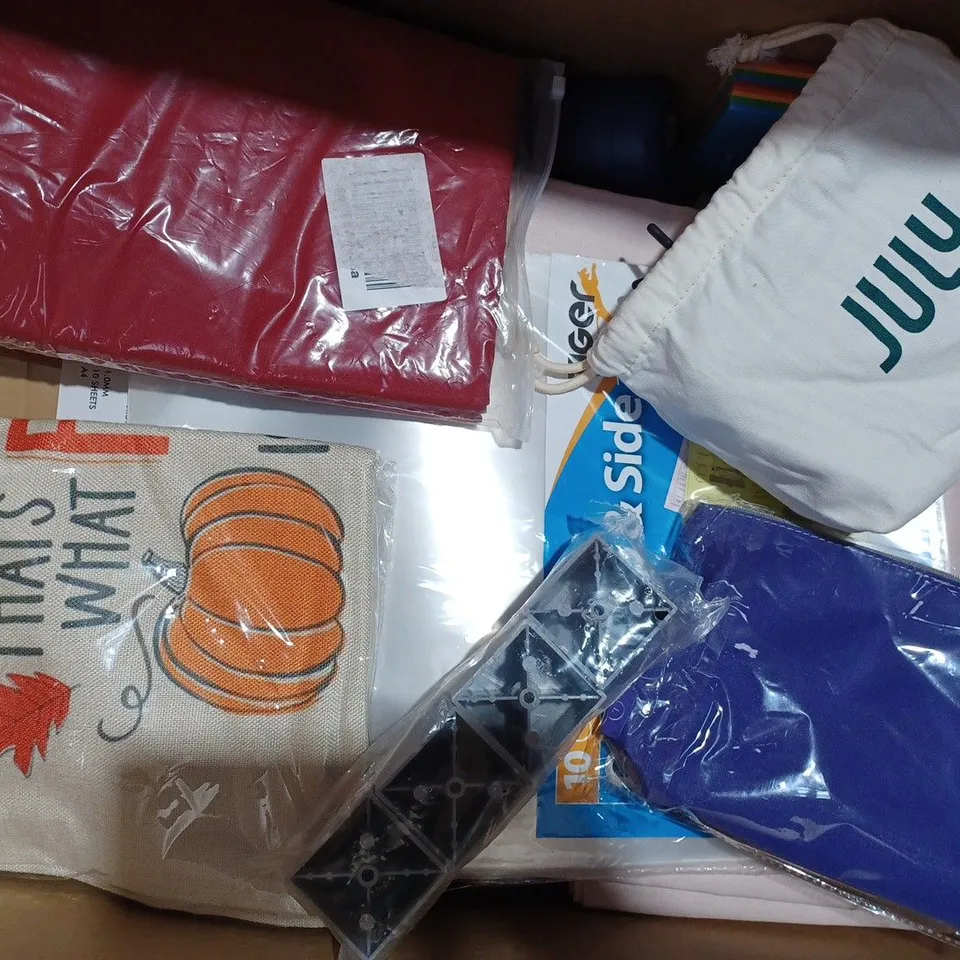 BOX OF APPROXIMATELY 20 ASSORTED HOUSEHOLD ITEMS TO INCLUDE DESKTOP FAN, MICROFIBRE CLOTH REPLACEMENT PAD PACK, KIDS UMBRELLA, ETC