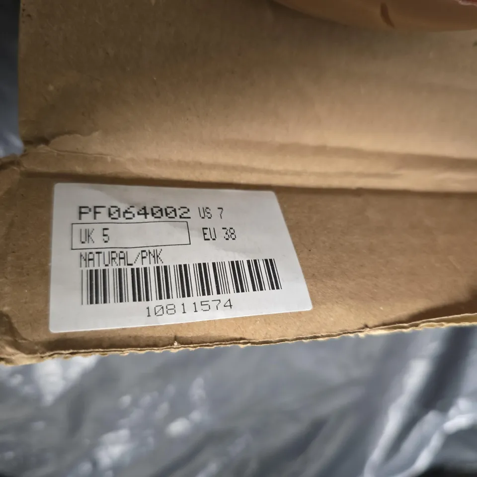 PUMA TRAINERS – NATURAL/PINK, UK 5 (EU 38)