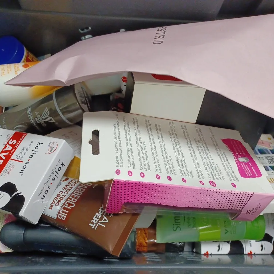 BOX OF APPROX 15 ASSORTED HEALTH AND BEAUTY ITEMS TO INCLUDE - BRUSHWORKS MIDI SPONGE SET - SIMPLE REFRESHING FACIAL WASH - DOVE CARE CLEAN COMFORT ECT