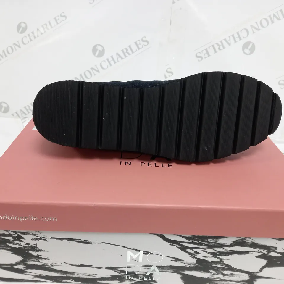 BOXED PAIR OF MODA IN PELLE EMMERSON NAVY BLUE SIZE 3