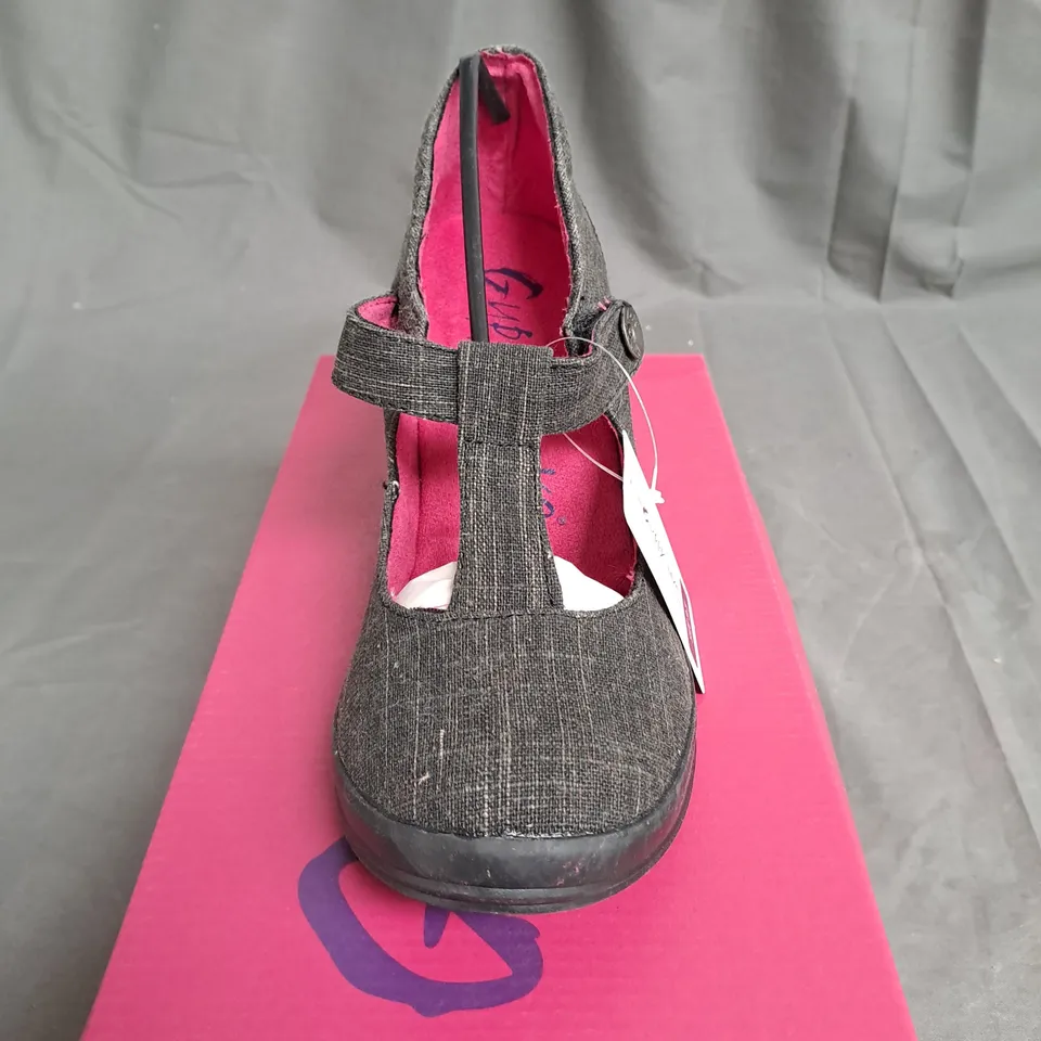 BOX OF APPROXIMATELY 12 PAIRS OF BLACK GUPPY LOVE WEDGE SHOES IN VARIOUS SIZES 