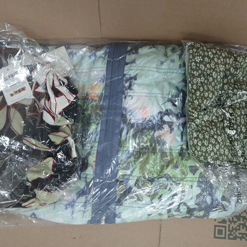 BOX OF APPROXIMATELY 20 ASSORTED CLOTHING ITEMS IN VARIOUS COLOURS, STYLES, AND SIZES - COLLECTION ONLY