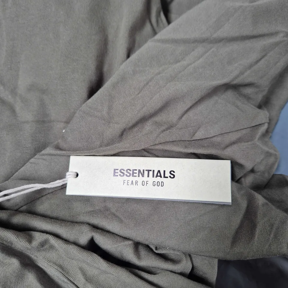 FEAR OF GOD ESSENTIALS T-SHIRT – OLIVE GREEN – UK SMALL (SML SIZE)
