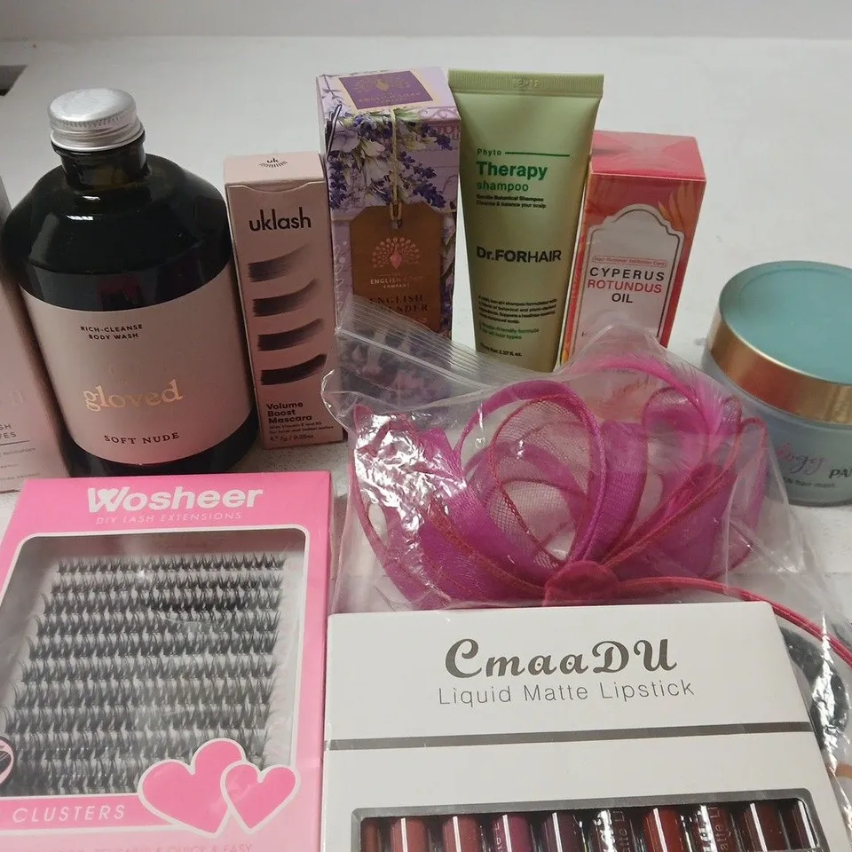 APPROX 12 ASSORTED BEAUTY PRODUCTS TO INCLUDE GLOVED BODY WASH, UK LASH MASCARA, TROPIC MOISTURISER, ETC