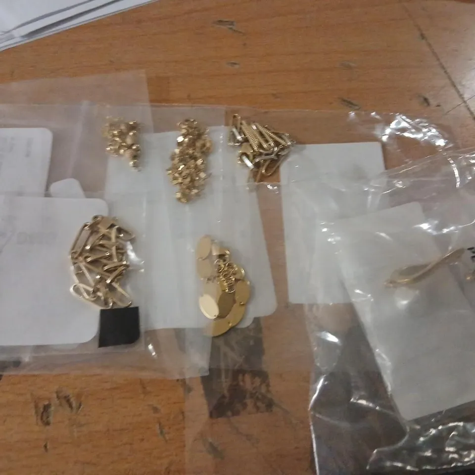 SIX ITEMS OF ASSORTED JEWELLERY