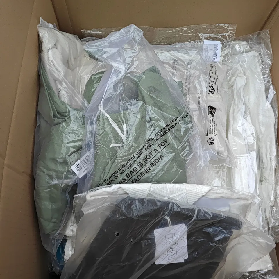 BOX OF APPROXIMATELY 30 ASSORTED CLOTHING ITEMS IN VARIOUS STYLES , SIZES AND COLOURS