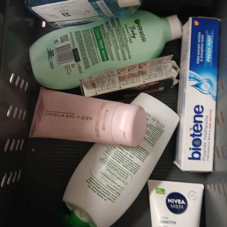 APPROXIMATELY 15 ASSORTED HEALTH & BEAUTY PRODUCTS TO INCLUDE DOVE BATH SOAP, COLGATE TOOTHPASTE, SIMPLE GEL CREAM ETC