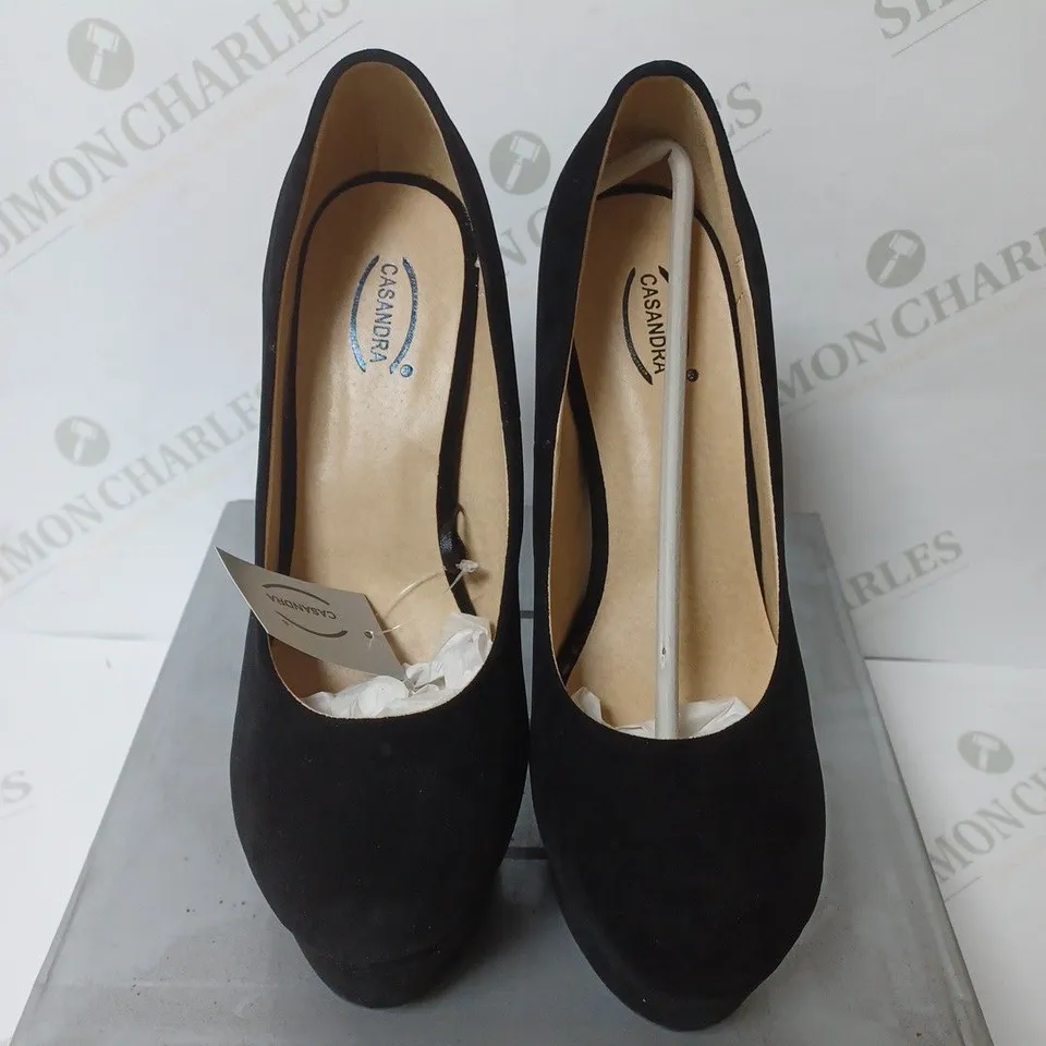 BOXED PAIR OF CASANDRA HEELED PLATFORM SHOES IN BLACK SUEDE SIZE 6 