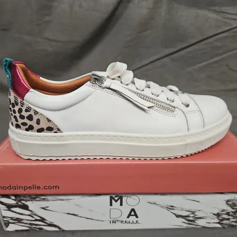 BOXED PAIR OF MODA IN PELLE WHITE LEATHER ZIP UP TRAINERS - UK SIZE 39