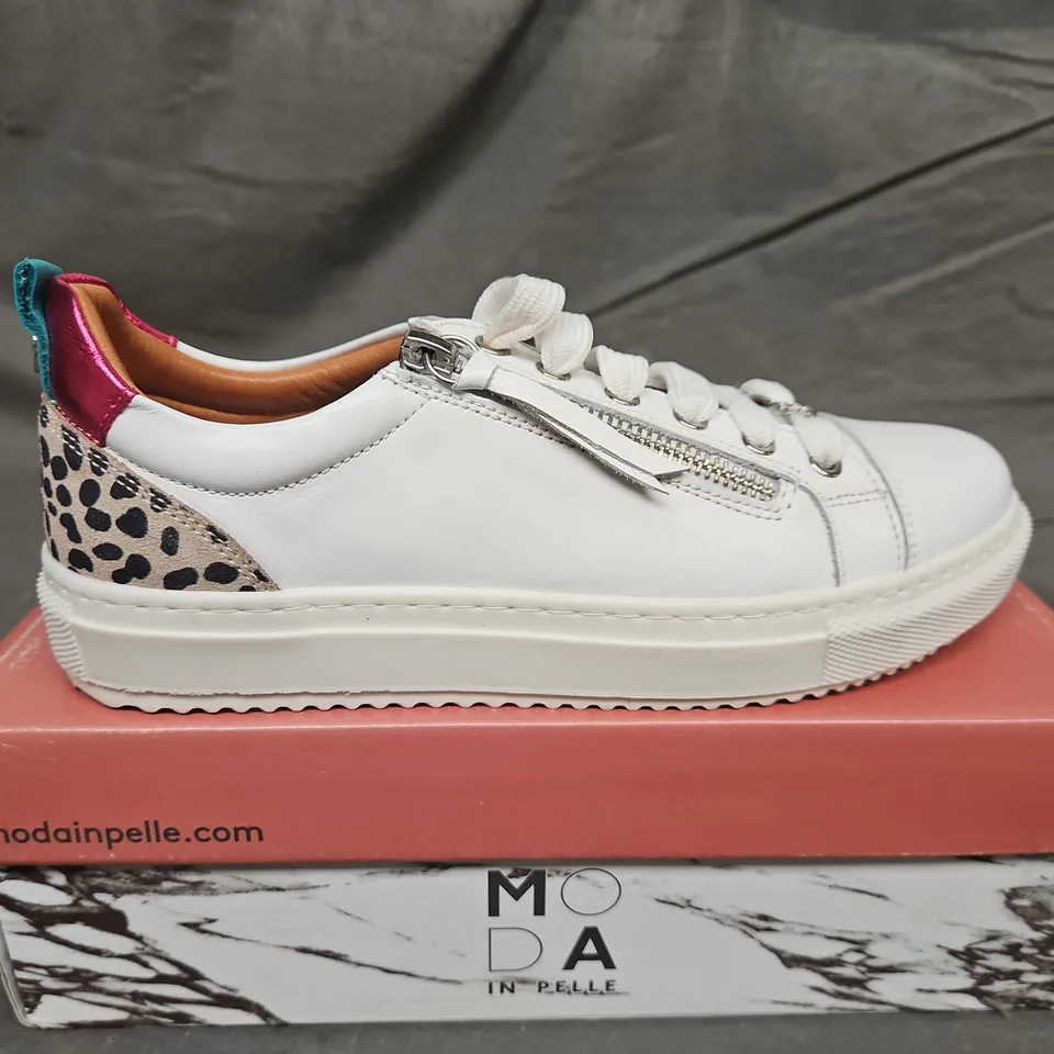 BOXED PAIR OF MODA IN PELLE WHITE LEATHER ZIP UP TRAINERS - UK SIZE 39