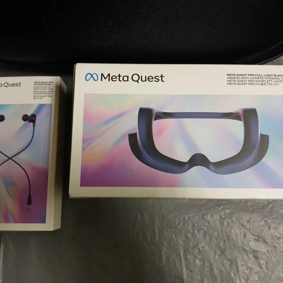 META QUEST PROTECTIVE CASE WITH FULL LIGHT BLOCKER AND EARPHONES